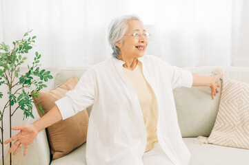 リラックスする高齢者の女性

