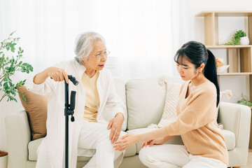 Fototapeta premium 高齢者の女性と若い女性（介護・痛い） 