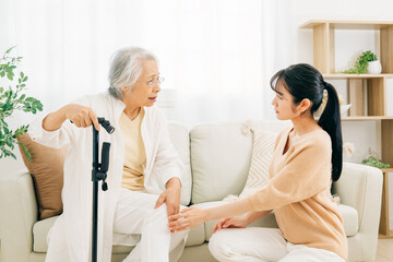 Obraz premium 高齢者の女性と若い女性（介護・痛い） 