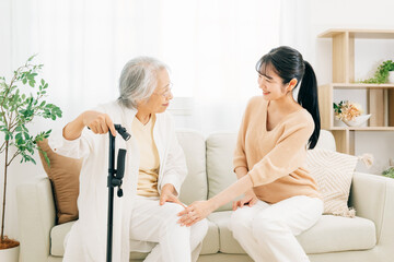 Fototapeta premium 高齢者の女性と若い女性（介護・笑顔） 