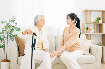 Obraz premium 高齢者の女性と若い女性（介護・笑顔） 