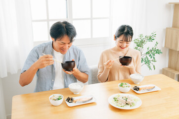 食事をする若い夫婦（笑顔）
