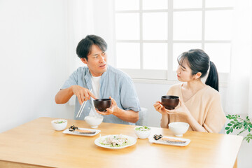 食事中に喧嘩する男女
