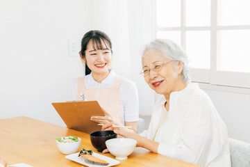 高齢者の食事をチェックする女性（栄養士・2人）
