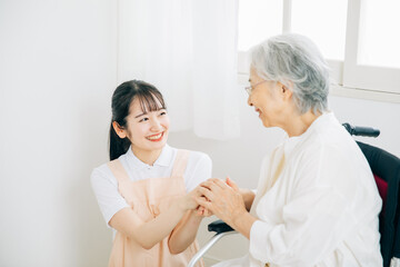 介護士と高齢者女性
