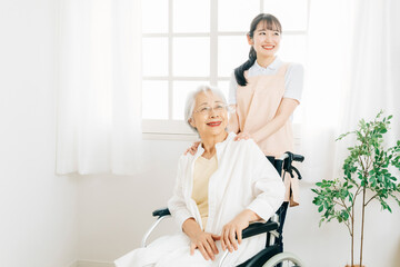 Fototapeta premium 介護士と高齢者女性 