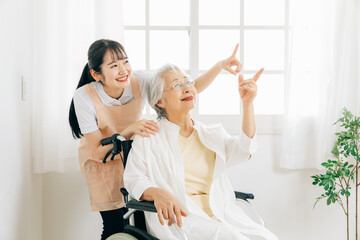 Fototapeta premium 介護士と高齢者女性 