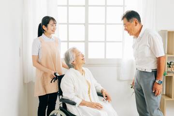 Obraz premium 介護士と老夫婦 