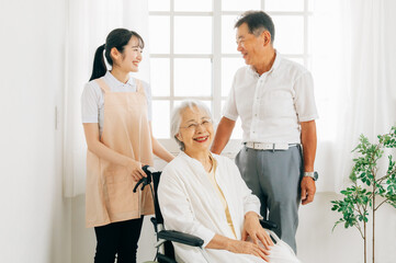 Obraz premium 介護士と老夫婦 