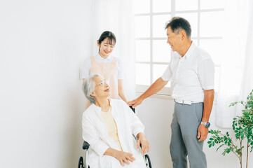 Fototapeta premium 介護士と老夫婦 