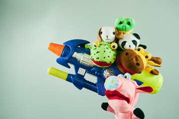 水鉄砲と動物の人形