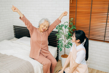 在宅介護・訪問介護する介護士と高齢者女性