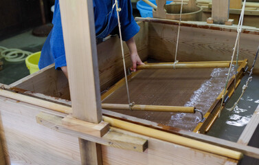 和紙を漉く職人