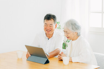 タブレットPCを見る高齢者夫婦（笑顔）
 - obrazy, fototapety, plakaty