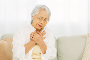 胸が痛い高齢者女性
