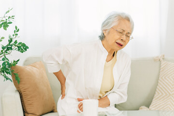 腰が痛い高齢者女性
 - obrazy, fototapety, plakaty