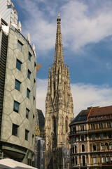 Alt und Modern - architektonische Gegensätze am Stephansdom in Wien