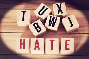 Verschiedene Buchstaben und das Wort Hate