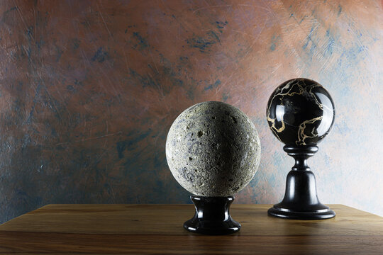 Still life con sfere realizzate in diversi materiali, isolate e fotografate in primo piano su un tavolo in legno