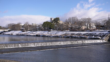 雪の京都の鴨川