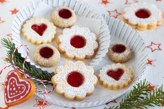 Weihnachtspl&auml;tzchen Spitzbuben und Husarenkrapfen auf Teller