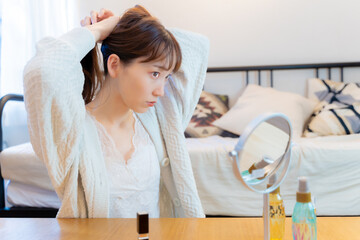 髪を結ぶ女性