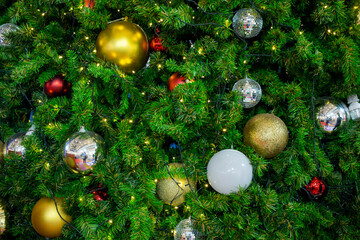 Obraz na płótnie Canvas Beautiful decorated Christmas tree on blurred, sparkling background