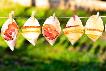 cornet with sausages such as ham, cheese, loin and sausage, placed on a rope, for decoration in banquets, weddings, communions and celebrations