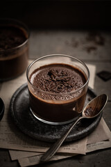 Crème dessert au chocolat en pot fait maison avec copeaux de chocolat noir