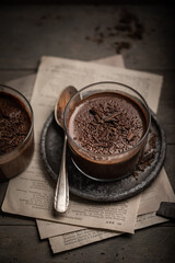 Crème dessert au chocolat en pot fait maison avec copeaux de chocolat noir