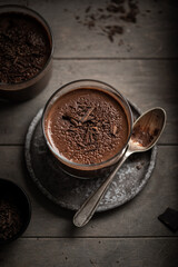 Crème dessert au chocolat en pot fait maison avec copeaux de chocolat noir