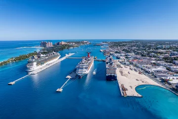 Foto op Plexiglas The drone aerial view of cruise ships in the clear blue Caribbean ocean docked in the port of Nassau, Bahamas. © yujie