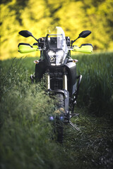 Schwarz Graue Reiseenduro mit Topcase auf Feld