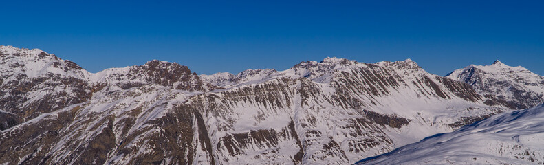 Fototapeta na wymiar Beautiful horizontal Italian Alps Panorama seen from the slopes in Livigno