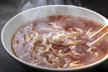 湯気の上がるシズル感のあるラーメン