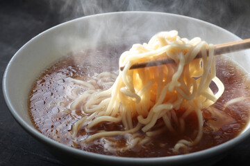 湯気の上がるシズル感のあるラーメン