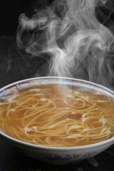 湯気の上がるシズル感のあるラーメン