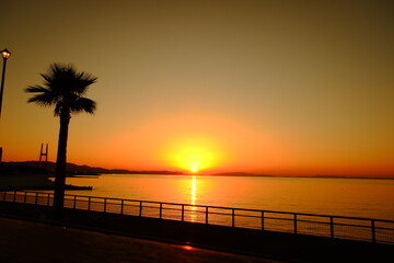 夕陽と海岸風景