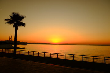Fototapeta na wymiar 夕陽と海岸風景