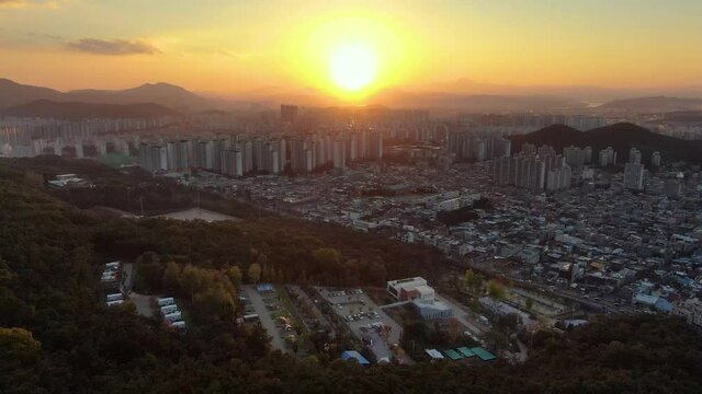 숲속 캠핑장과 대구시의 도시풍경