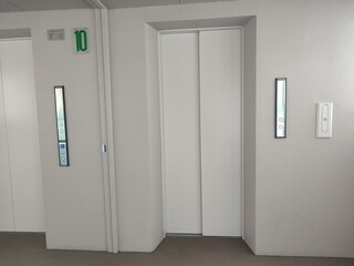 マンションのエレベーターホール