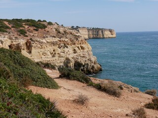 Fototapeta na wymiar Falaises de l'Algar Seco près de Lagos sur l'océan Atlantique au sud du Portugal dans l'Alentejo