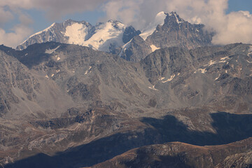 Fototapeta na wymiar Giganten der Ostalpen; Blick von Nordwesten auf die Berninagruppe mit Piz Bernina (4048m), Piz Scersen (3970m) und Piz Roseg (3935m)