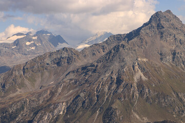 Majestätische Alpenlandschaft über dem Silsersee; Piz de La Margna (3158m) vorn rechts, dahinter Piz Glüschaint und Piz Tremoggia