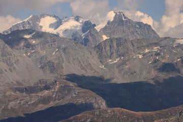Giganten der Ostalpen; Blick von Nordwesten auf Piz Bernina mit Biancograt (4048m), Piz Scerscen (3970m) und Piz Roseg (3935m)