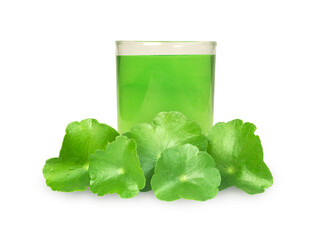 The Centella asiatica juice is in a clear glass and has green Centella asiatica leaves.