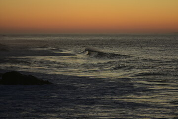 Obraz premium waves at sunset in the Canary Island contemplating its colors and horizon