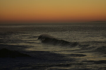 Fototapeta premium waves at sunset in the Canary Island contemplating its colors and horizon