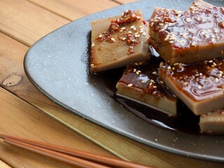 한국음식 도토리묵과 양념간장