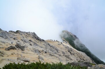 雲に隠れる登山道
